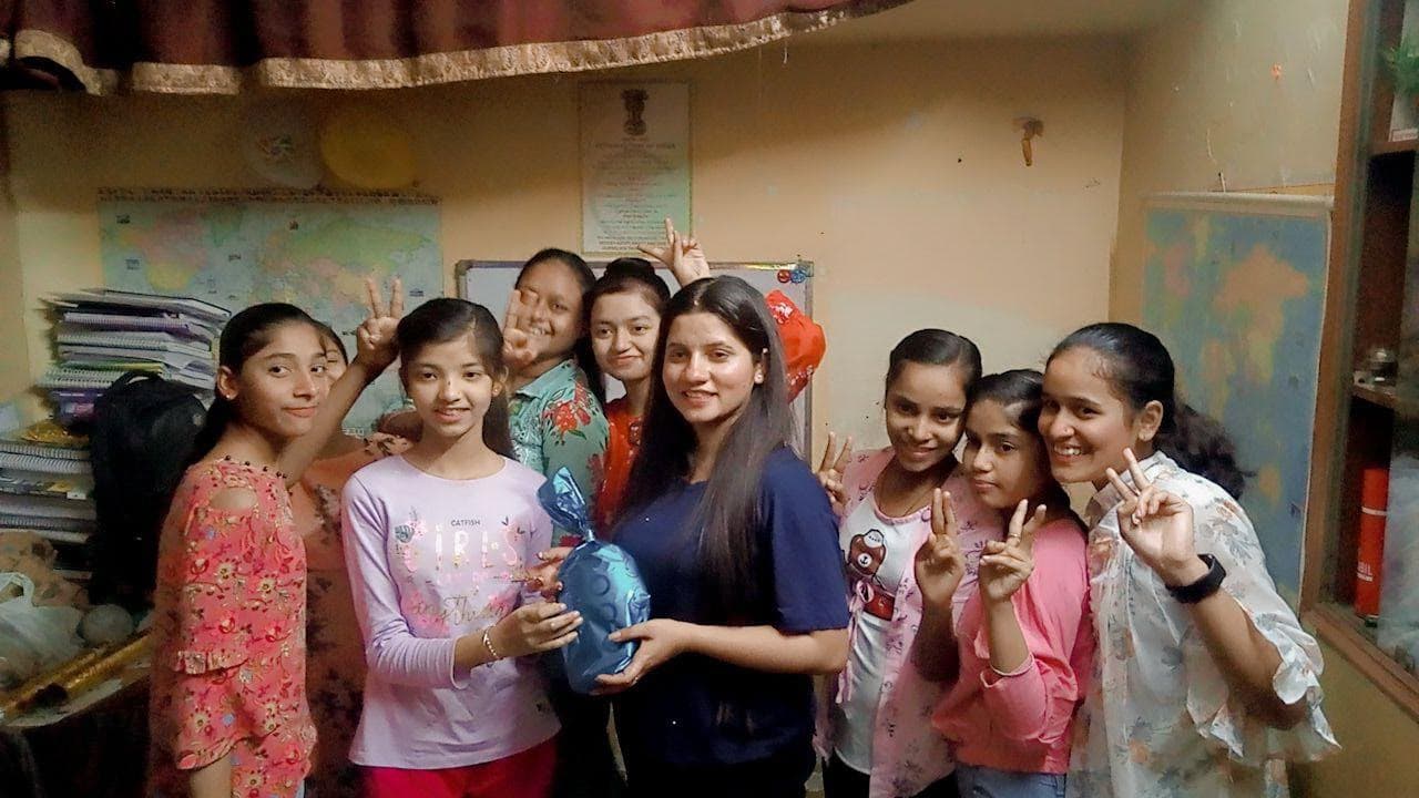 Tanuja Singh posing with a group of students